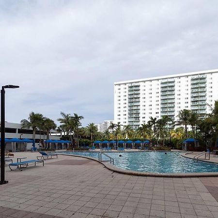 Stunning & Spacious Resort-Style Condo Across From Beach! Miami Beach Kültér fotó