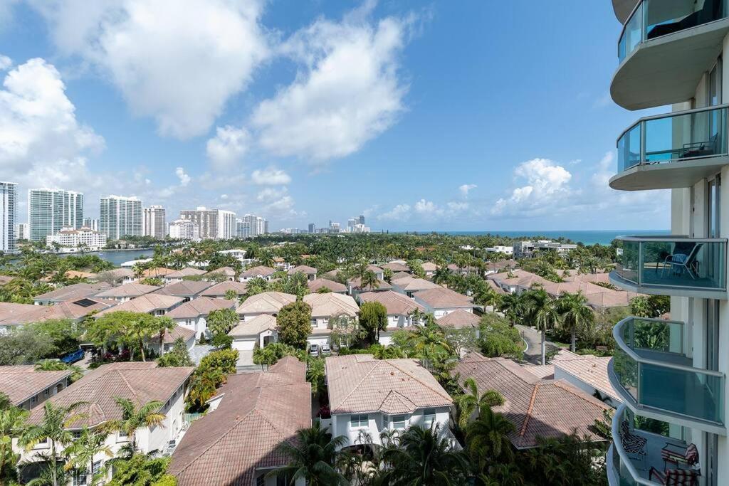Stunning & Spacious Resort-Style Condo Across From Beach! Miami Beach Kültér fotó