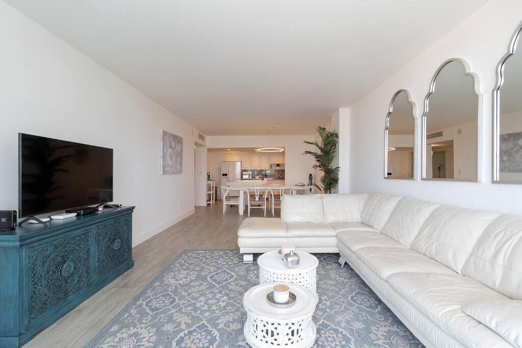 Stunning & Spacious Resort-Style Condo Across From Beach! Miami Beach Kültér fotó