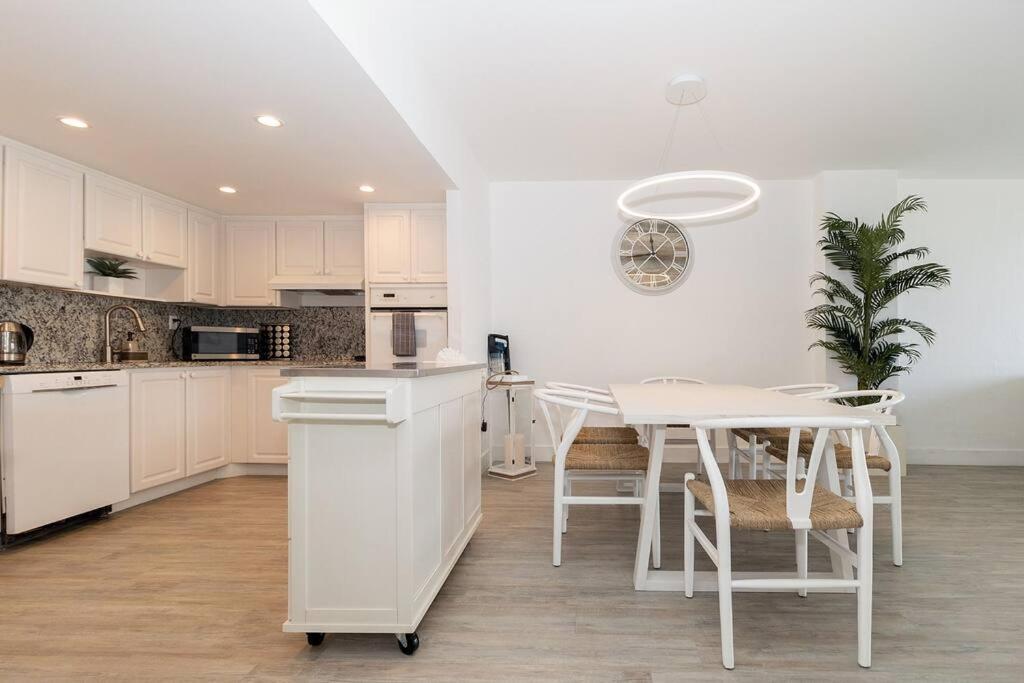 Stunning & Spacious Resort-Style Condo Across From Beach! Miami Beach Kültér fotó