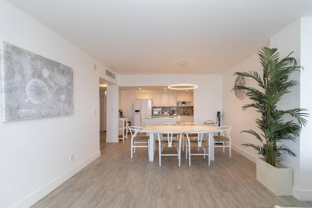 Stunning & Spacious Resort-Style Condo Across From Beach! Miami Beach Kültér fotó