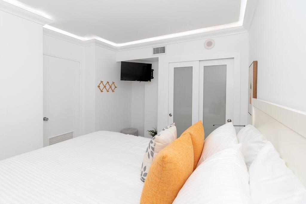Stunning & Spacious Resort-Style Condo Across From Beach! Miami Beach Kültér fotó