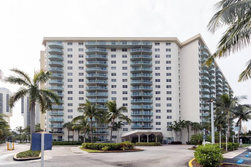 Stunning & Spacious Resort-Style Condo Across From Beach! Miami Beach Kültér fotó