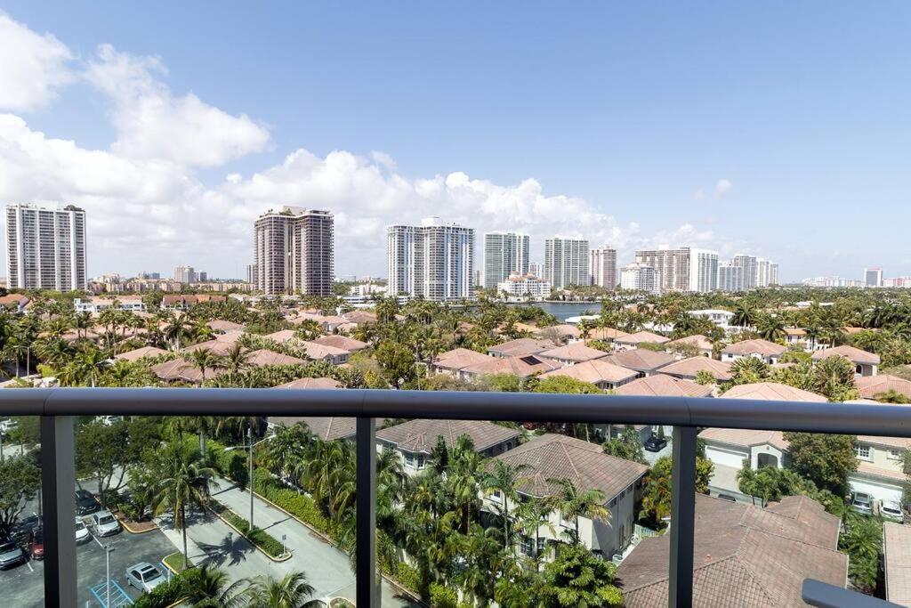 Stunning & Spacious Resort-Style Condo Across From Beach! Miami Beach Kültér fotó